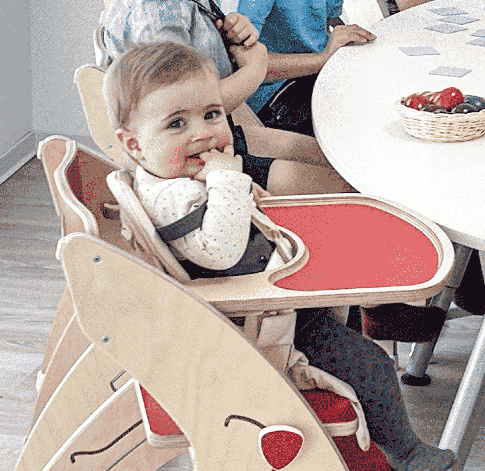 Baby sitzt im Quarttolino Kinderhochstuhl