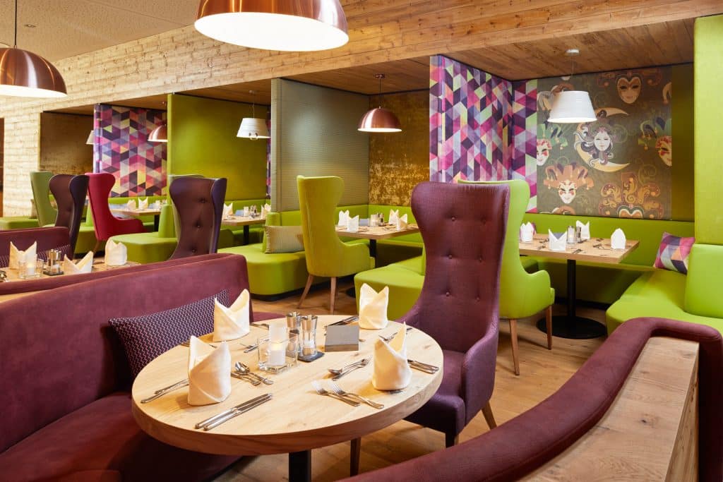 Dachsteinkönig Familux Restaurant, Kinderhochstuhl im Restaurant, Kinderhochstühle geeignet für Hotels,