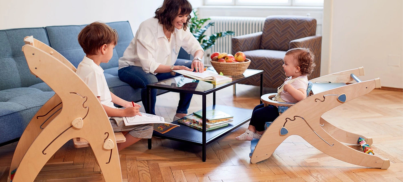 Quarttolino Hochstuhl, Mama und Kinder sitzen im Wohn Zimmer